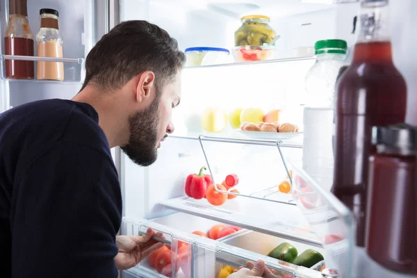 Homme regardant les légumes — Photo