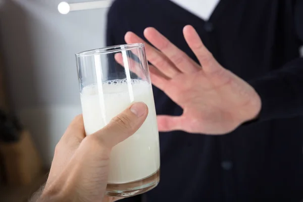 Persona que rechaza el vaso de leche —  Fotos de Stock