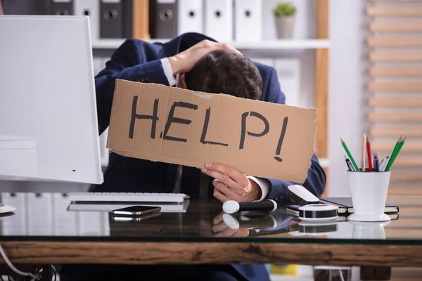 Geschäftsmann mit Karton — Stockfoto