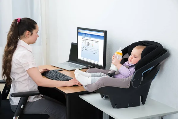 Frau beim Online-Banking — Stockfoto