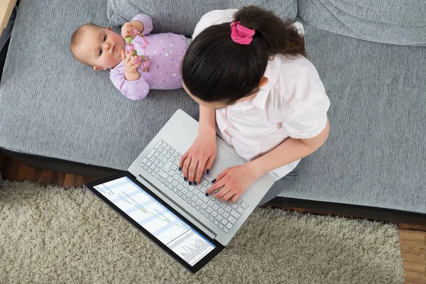 Kobieta korzystająca z laptopa — Zdjęcie stockowe