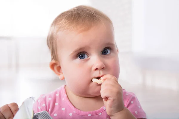 Bonito bebê menina comer alimentos — Fotografia de Stock