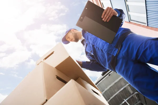 Trabajador de pie cerca de Box — Foto de Stock