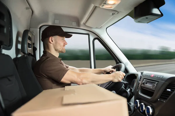 Entrega Hombre sentado dentro de Van — Foto de Stock