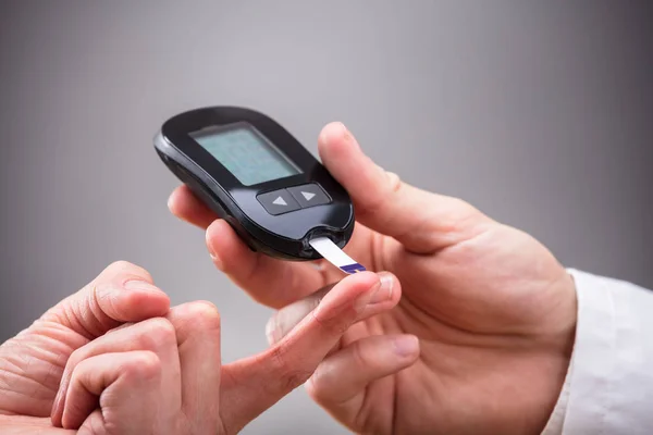 Médico verificando o nível de açúcar — Fotografia de Stock