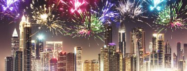 Sheikh Zayed Road, Dubai, Birleşik Arap Emirlikleri, havai fişek ve gökdelenler gece görünümü