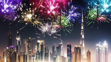 Sheikh Zayed Road, Dubai, Birleşik Arap Emirlikleri, havai fişek ve gökdelenler gece görünümü