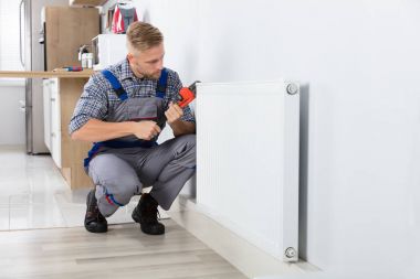 Erkek tesisatçı anahtarı evde kullanarak termostat sabitleme Close-Up
