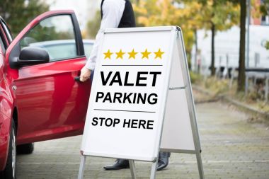 Erkek Vale Vale Park işareti ayakta Close-Up