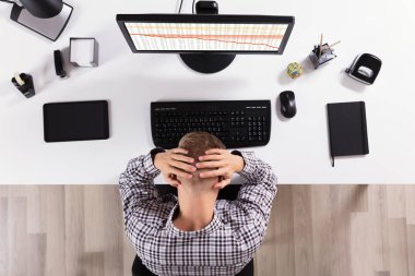 Office, bilgisayar önünde sinirli iş adamı yükseltilmiş görünümünü