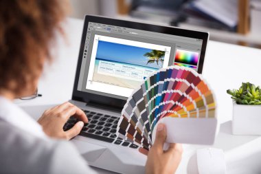 Renkli Swatch Office içinde Laptop üzerinde tutan bir kadın tasarımcı Close-Up