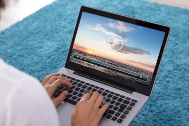 Bir kadın eli iskambil Video üstünde Laptop Close-Up