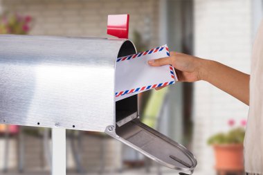 Mektup gümüş posta kutusundan çıkarmadan bir birinin elini Close-Up