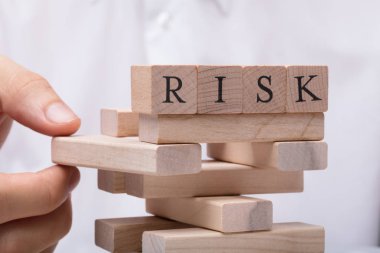 Birinin elini Risk Word üst kuleden ahşap blok kaldırma