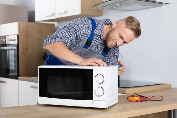 Hombre Feliz Servicio Usando Destornillador Para Reparar Microondas Cocina Casa —  Fotos de Stock