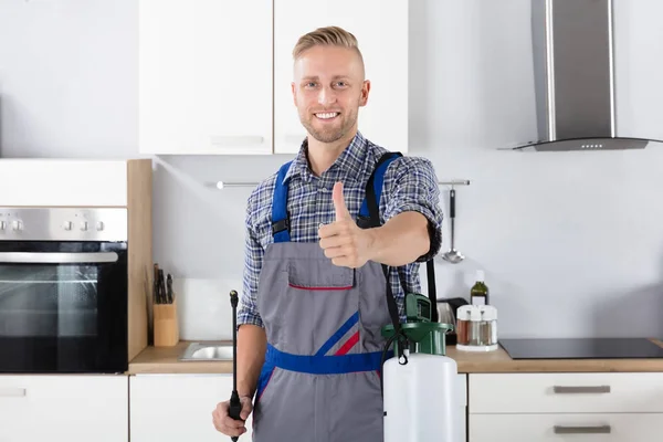 Retrato Trabalhador Controle Pragas Confiante Com Recipiente Pesticidas Cozinha — Fotografia de Stock