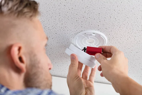 Nahaufnahme Der Hand Einer Person Die Batterie Rauchmelder Einsetzt — Stockfoto