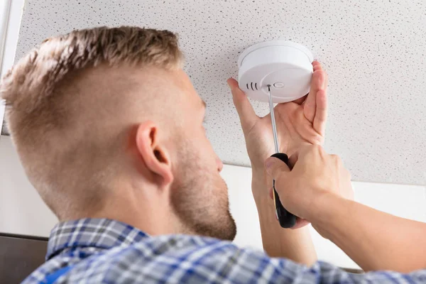 Close Person Hand Using Screwdriver Install Smoke Detector Ceiling Home — Stock Photo, Image