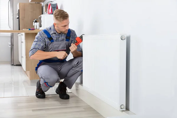 Primer Plano Del Termostato Masculino Fijación Del Plomero Usando Llave — Foto de Stock