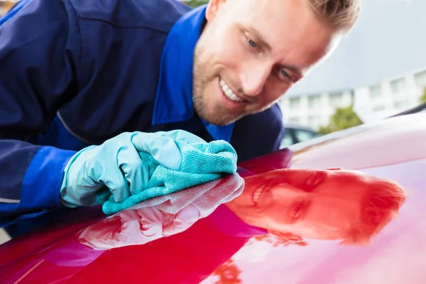 Jovem Trabalhador Feliz Masculino Limpeza Carro Vermelho Com Pano — Fotografia de Stock