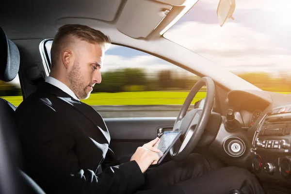 Junger Geschäftsmann Sitzt Selbstfahrendem Auto Und Nutzt Tablet — Stockfoto