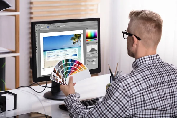 Designer Maschile Che Utilizza Computer Mentre Tiene Mano Orologi Colori — Foto Stock