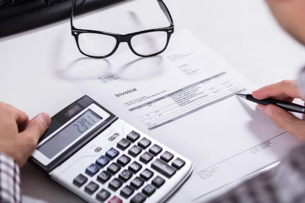 Close Businessman Hands Calculating Invoice Using Calculator Eyeglasses Desk — Stock Photo, Image