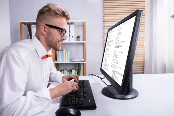 Αστεία Επιχειρηματίας Που Εργάζεται Στον Υπολογιστή Στο Γραφείο — Φωτογραφία Αρχείου
