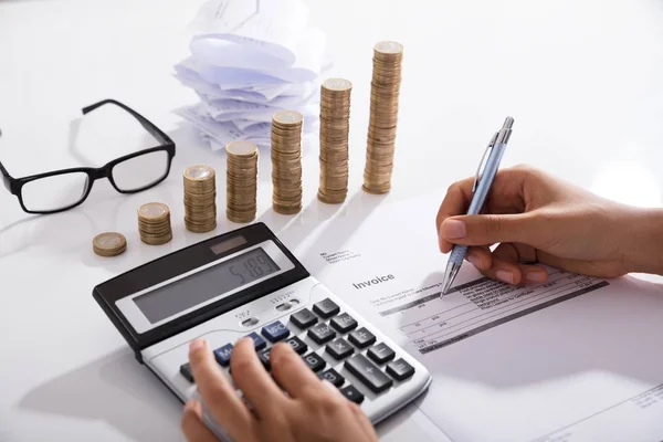 Contabilista Calculando Imposto Usando Calculadora Desk Salvar Conceito Dinheiro — Fotografia de Stock