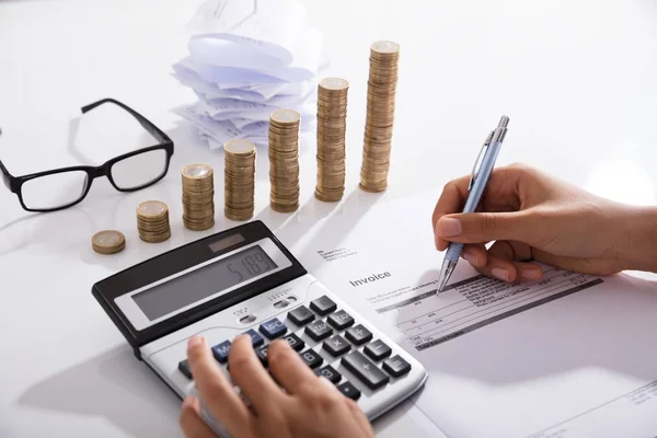 Buchhalter Der Die Steuer Mit Einem Taschenrechner Auf Dem Schreibtisch — Stockfoto