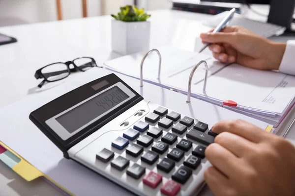 Close Empresário Calculando Contas Com Calculadora Escritório — Fotografia de Stock