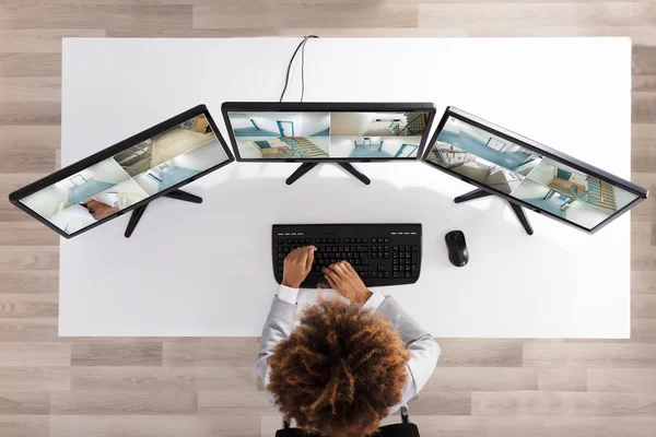 Zakenvrouw Kijken Naar Meerdere Camera Beelden Office — Stockfoto