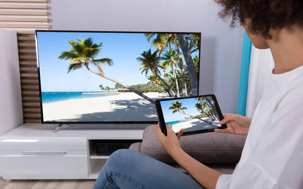 Dijital Tablet Aracılığıyla Televizyon Kanalı Bağlanma Kanepe Üzerinde Oturan Bir — Stok fotoğraf