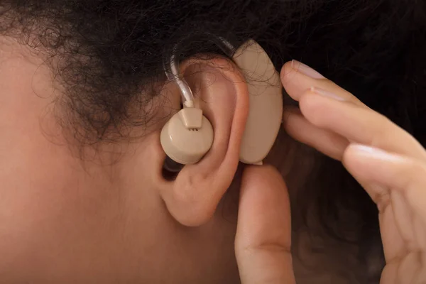 補聴器を身に着けている女性をクローズ アップ — ストック写真