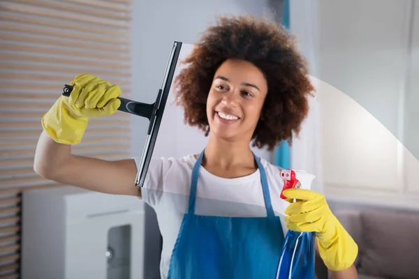 Sorrindo Jovem Mulher Janela Vidro Limpeza Com Squeegee — Fotografia de Stock