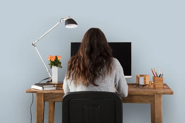 Visão Traseira Uma Mulher Trabalhando Computador Com Tela Branco — Fotografia de Stock