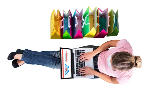 白い背景の上のラップトップでオンライン ショッピング女性のハイアングル — ストック写真
