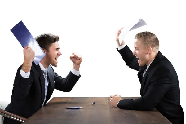 Zwei Junge Geschäftsleute Schreien Sich Auf Weißem Hintergrund — Stockfoto