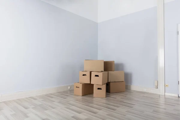Empty Room Stack Cartons Floor — Stock Photo, Image
