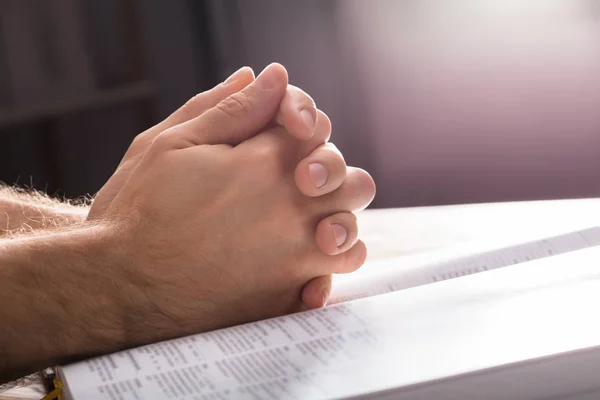 Close Das Mãos Oração Homem Sobre Bíblia — Fotografia de Stock