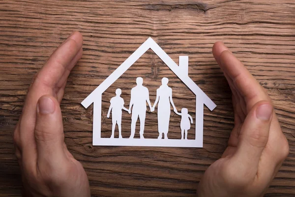 Hoge Hoekmening Van Houder Van Beschermende Hand Familie Huis Houten — Stockfoto