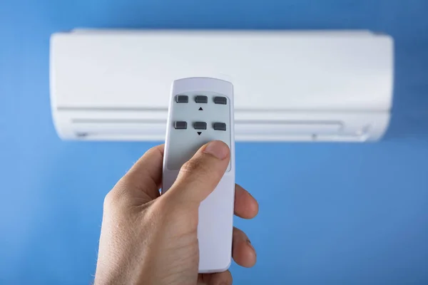 Close Man Hand Adjusting Temperature Air Conditioner Using Remote — Stock Photo, Image