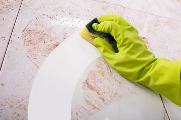 Close Mãos Luvas Borracha Esfregando Telhas Cozinha — Fotografia de Stock