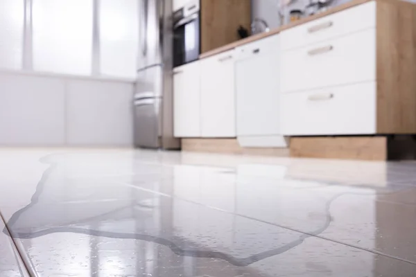 Gros Plan Eau Déversée Sur Plancher Cuisine Maison — Photo