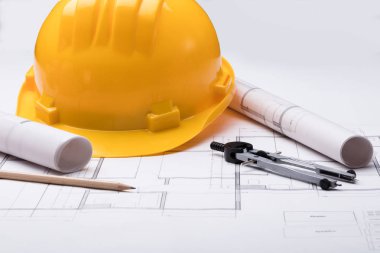 Planı üzerinde kask ile araçların yüksek açılı görünüş