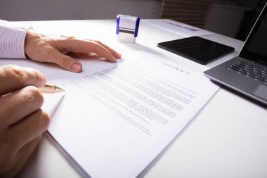İşadamı el şarkı sözleşme ofiste masa