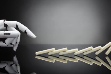 Robot el Dominos gri arka plan üzerinde itme