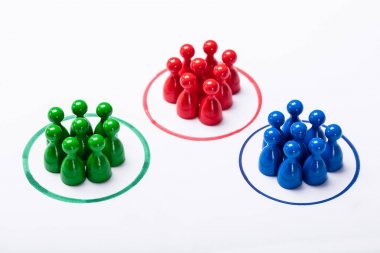 Belirli çevreler içinde renkli piyon. Pazar bölümleme kavramı