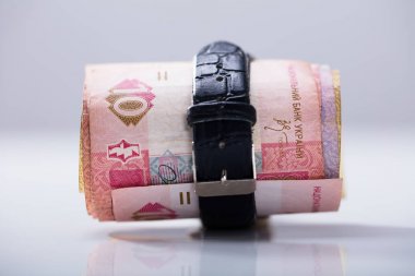 Ukrayna Hrivna kemer beyaz arka plan ile bağlı kadar haddelenmiş