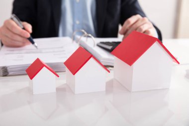 İşadamı A satır modelinde House Bill arkasında farklı boyutu hesaplanıyor